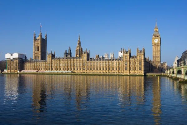 Westminster in una giornata luminosa con riflessi — Foto Stock