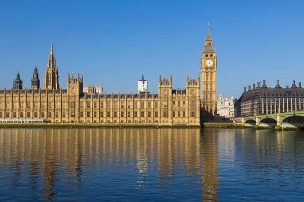Westminster in una giornata luminosa con riflessi — Foto Stock
