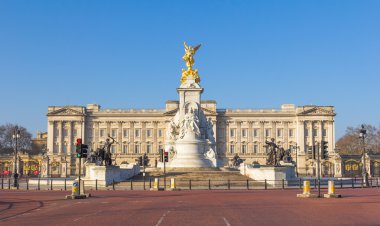 Buckingham Sarayı'na arkasından victoria Anıtı