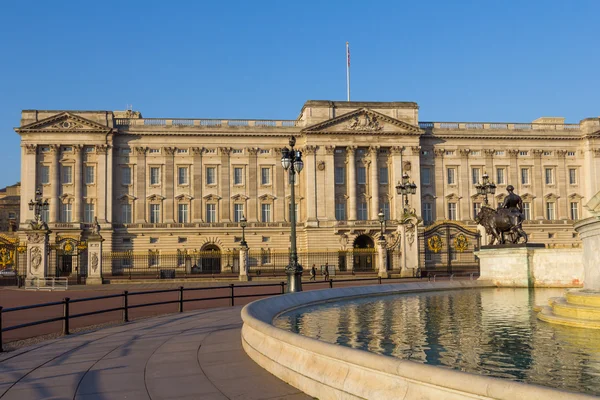 Buckingham palace på morgonen — Stockfoto