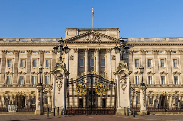 Buckingham palace främre portar — Stockfoto