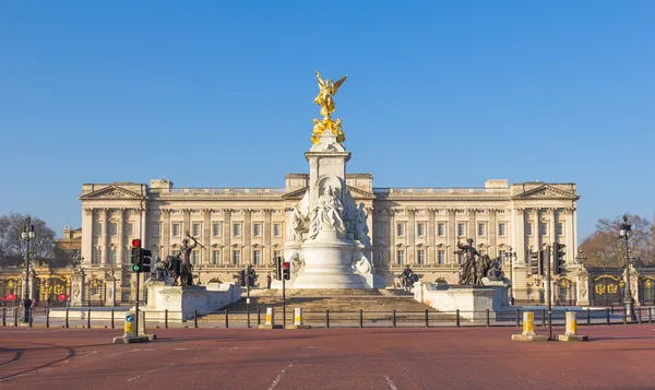 Buckinghamský palác zpoza victoria memorial — Stock fotografie