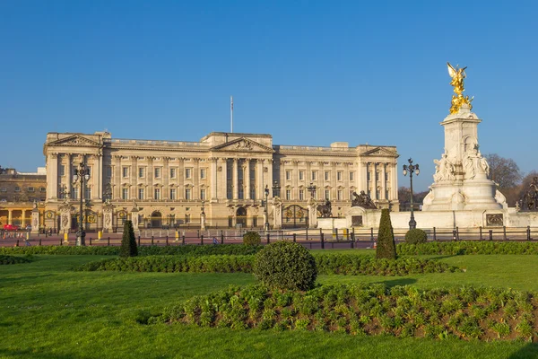 Buckinghamský palác z dálky — Stock fotografie