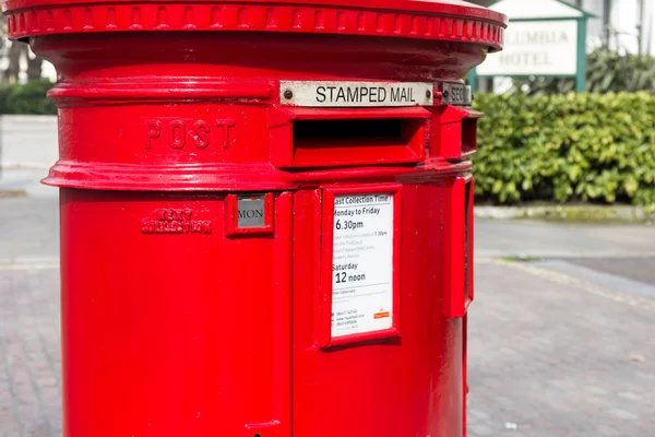 Крупный план ярко-красного почтового ящика — стоковое фото