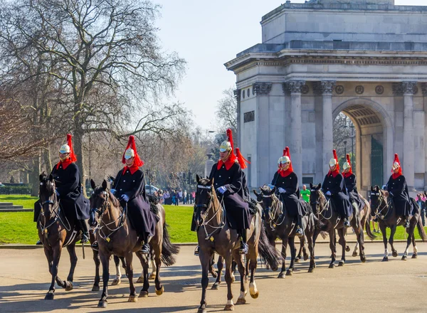 马卫兵在伦敦骑在马背上 — 图库照片