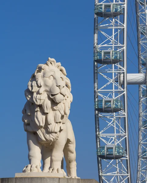 Lion Sculture and the London Eye — Stock Photo, Image