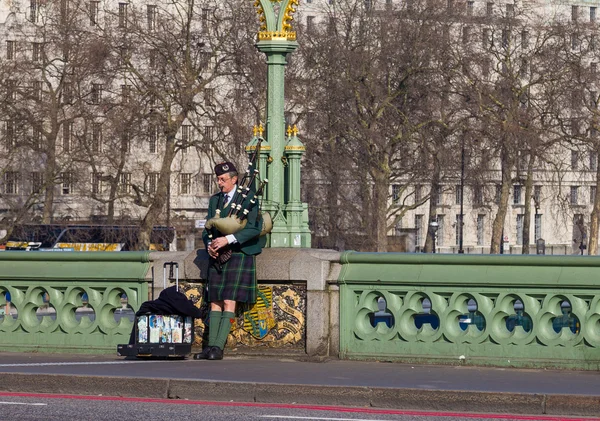 Man spelar säckpipa på westminster bridge — Stockfoto