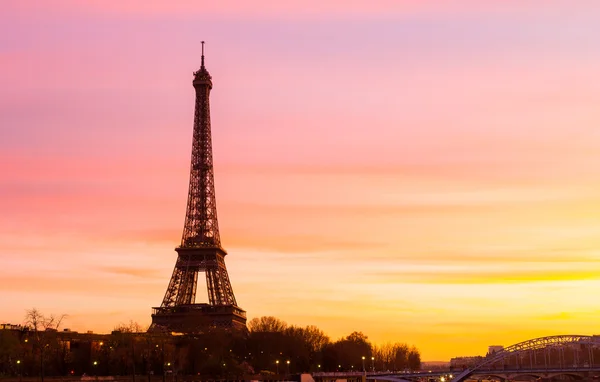 Eiffelturm bei Sonnenuntergang mit Kopierraum — Stockfoto