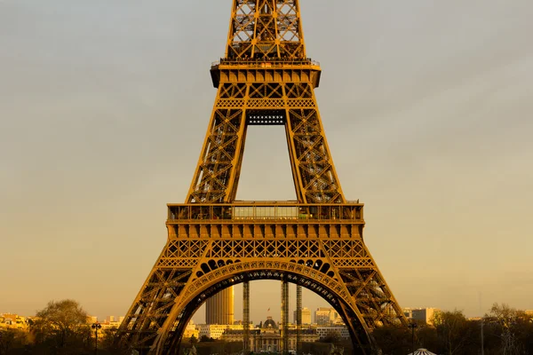 Eiffel toren close-up bij zonsondergang — Stockfoto