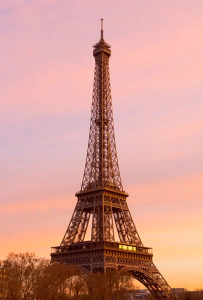 Günbatımında Eyfel Kulesi — Stok fotoğraf