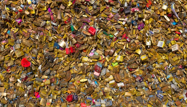 Vorhängeschlösser auf der Brücke pont des arts — Stockfoto