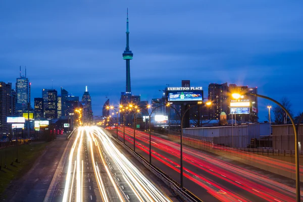 Toronto-keleti gardiner gyorsforgalmi és a város — Stock Fotó