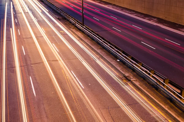 Traseu luminos pe o autostradă aglomerată — Fotografie, imagine de stoc