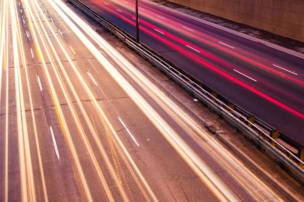 Lichte trail op een drukke snelweg — Stockfoto