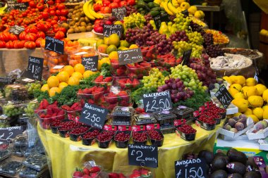 bir markette taze meyve