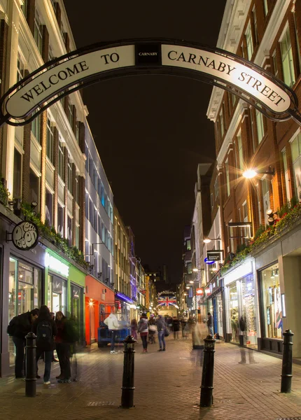 London, Großbritannien - 24. Feb 2014: Carnaby Street bei Nacht mit dem blu — Stockfoto