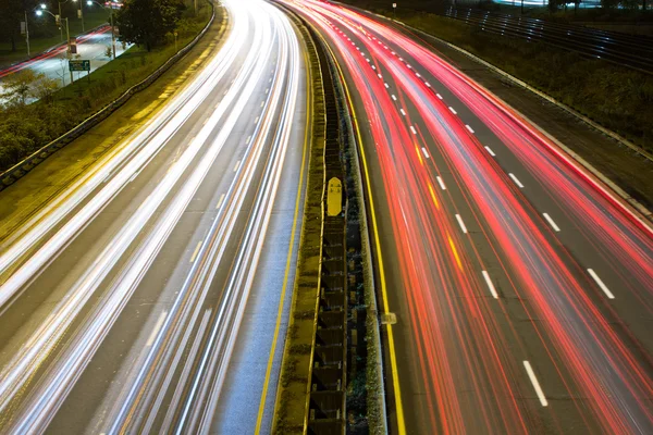 Sendero ligero en una autopista concurrida — Foto de Stock