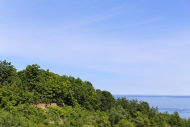 Yeşil tepeler ve Clear Sky