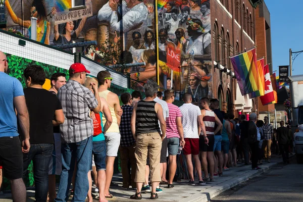 Människor queuing för world pride event — Stockfoto