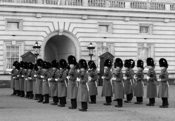 A buckingham-palota a Horse guards — Stock Fotó