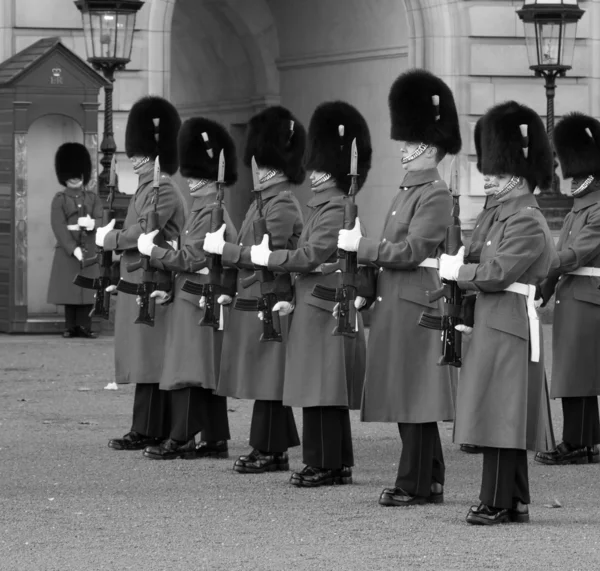 Guardias de caballos en el Palacio de Buckingham —  Fotos de Stock