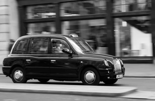 Taxi de Londres a velocidad — Foto de Stock