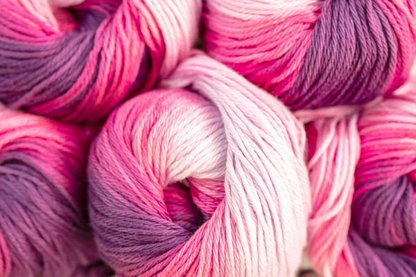 Gyönyörű Lila Rózsaszín Fonal Háttér Lapos Fektetés Tűmunka Kézi Készítés — Stock Fotó