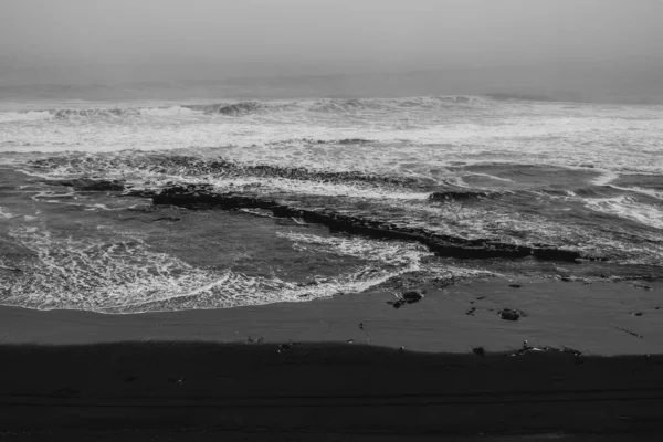 Panoramiczny Widok Brzeg Pacyfik Ocean Falami Horyzont Zachmurzonym Niebem Plażą — Zdjęcie stockowe