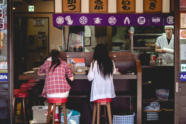 Japán Lányok Hátulról Eszik Ramen Izayaka Stílusú Étterem Szakács Keres — Stock Fotó