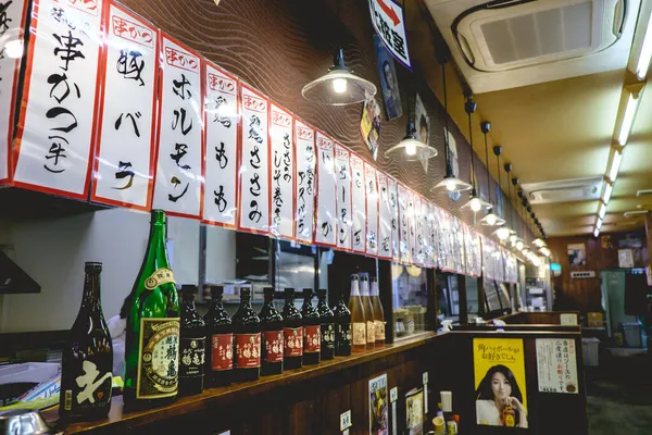 Osaka Japán Akasztva Menük Üveg Szaké Japán Pia Hagyományos Étteremben — Stock Fotó