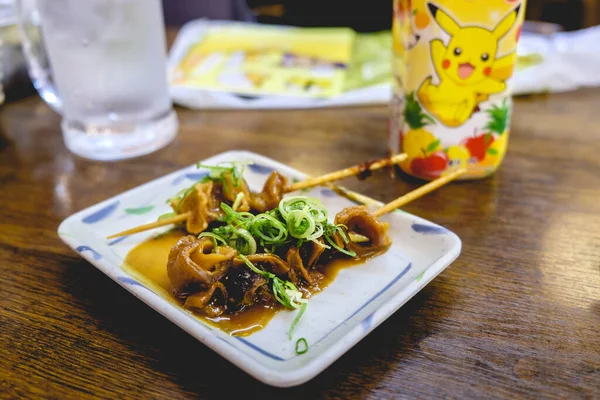 Yakitori Σουβλάκια Κρέατος Λευκό Πιάτο Ξύλινο Τραπέζι Στο Izakaya Ιαπωνικό — Φωτογραφία Αρχείου