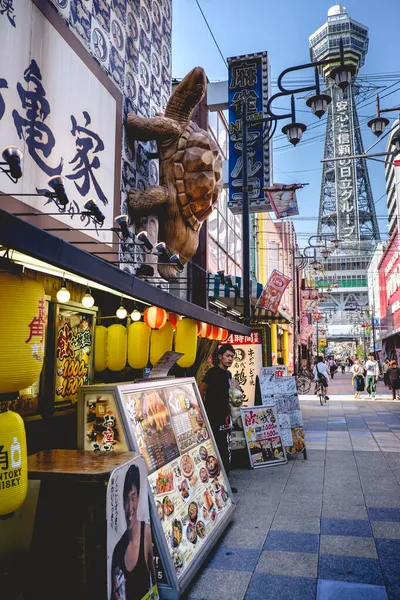 通天閣 飲食店 巨木亀 ランプ 人自転車で新世界地区の通りを歩く — ストック写真
