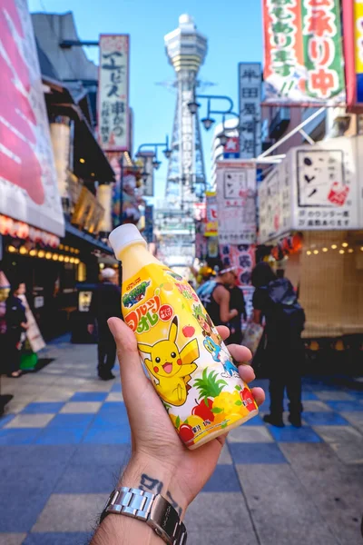 Osaka Japan Hand Hält Pokemon Saftflasche Tsutenkaku Turm Restaurants Schilder — Stockfoto