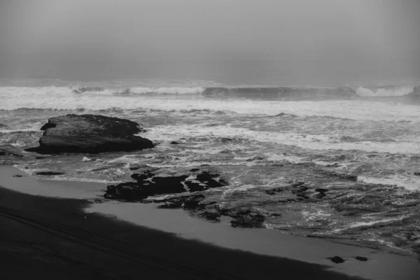 Panorámás Kilátás Partra Csendes Óceán Hullámokkal Horizont Felhős Strand Sziklák — Stock Fotó