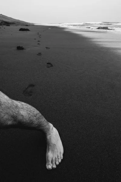 Нога Бегущего Молодого Человека Ноги Песке Пляже Океаном Шляпой Черно — стоковое фото
