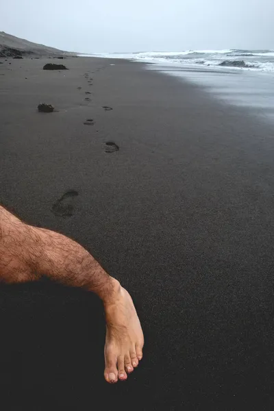 Волосатая Нога Молодого Человека Бежит Следы Песке Пляже Океаном Горизонтом — стоковое фото