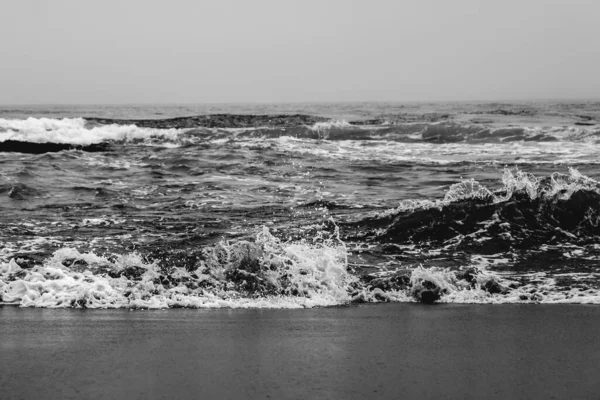海岸全景 太平洋波涛汹涌 地平线上乌云密布的天空和海滩 黑白相间 — 图库照片