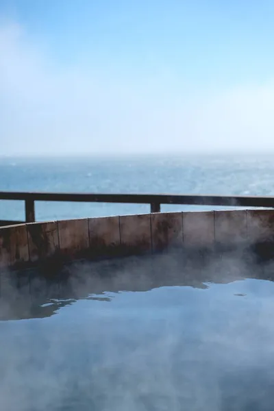 Banheira Hidromassagem Madeira Rústica Com Água Quente Frente Mar Com — Fotografia de Stock