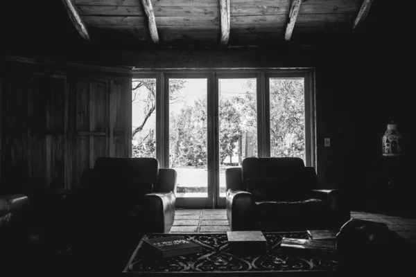 Silhouettes Two Sofas Living Room Old Countryside House Picture Window — Stockfoto