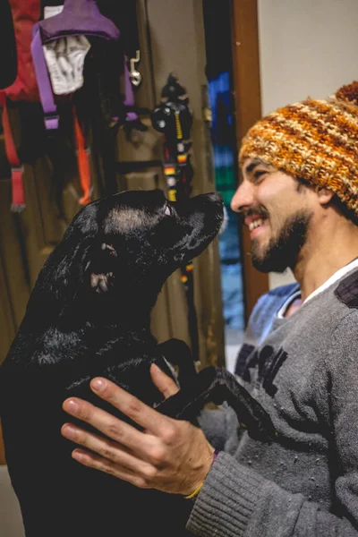 Glad Ung Kille Med Skägg Och Ull Stickad Hatt Krama — Stockfoto