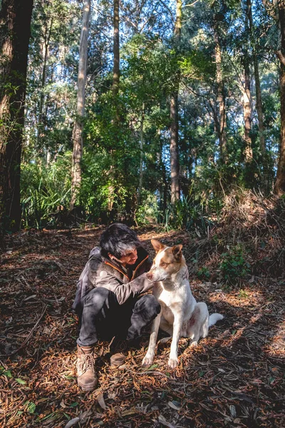 Glad Ung Kaukasiska Och Stilig Kille Med Jacka Och Läderskor — Stockfoto