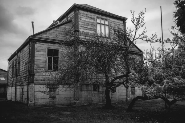 Three Story Old Centuries Wood House Stone Basement Green Garden — Stock Photo, Image