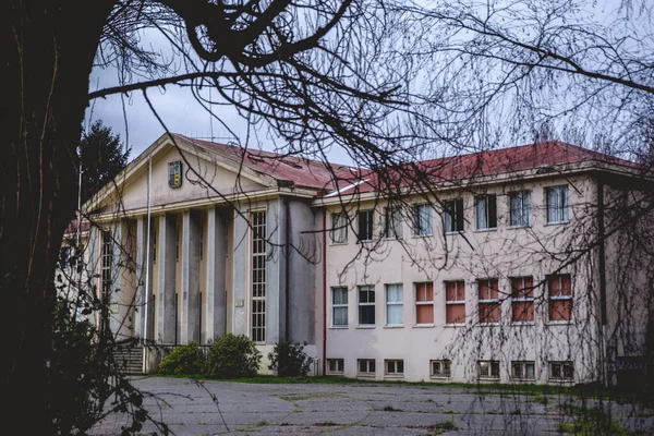 Neoklasik Stil Sütunlar Cephede Üçgen Çatı Ağaçlar Dallar Çimenler Bulutlu — Stok fotoğraf