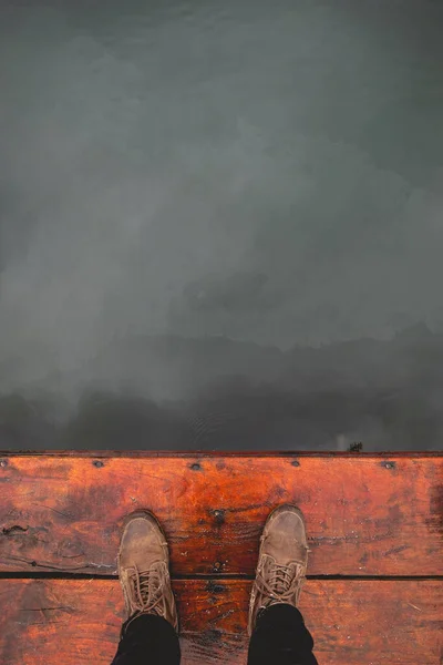 Αδύνατα Πόδια Δερμάτινα Παπούτσια Μια Υγρή Ξύλινη Αποβάθρα Μπροστά Από — Φωτογραφία Αρχείου