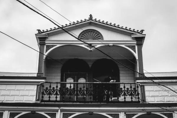 智利巴尔迪维亚 在多云的天气里 在一个长有拱门的阳台上的一座古老世纪木屋的最后一层钻井的人 黑白相间 — 图库照片