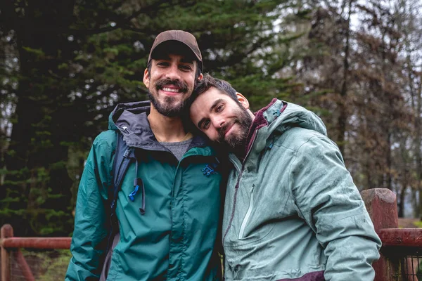 Zwei Glückliche Junge Kaukasische Bärtige Und Gut Aussehende Brüder Mit — Stockfoto