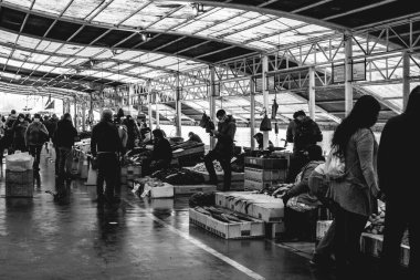 Halkın 'Mercado Fluvial' (nehir pazarı) deniz ürünleri ve müşteriler, Şili (siyah beyaz))