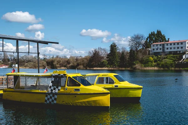 Zwei Wunderschöne Gelbe Boote Fluss Calle Calle Mit Bäumen Und — Stockfoto