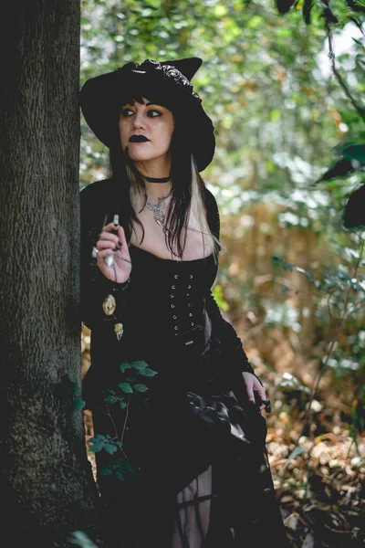 Krásná Mladá Gotická Sexy Čarodějnice Stylizovaných Rukou Černými Nehty Doplňky — Stock fotografie