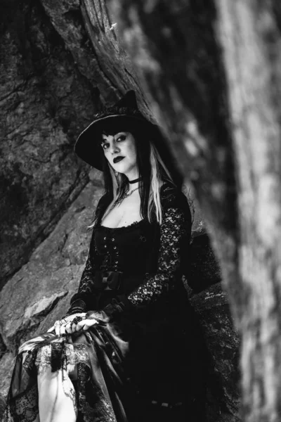 Piękna Młoda Gotycka Seksowna Czarownica Stylizowanymi Dłońmi Czarnymi Gwoździami Akcesoriami — Zdjęcie stockowe